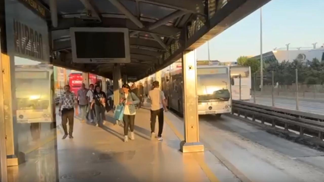 İstanbul Avcılar'da Metrobüs Arızası: Yolcular Yürümek Mecburiyetinde Kaldı