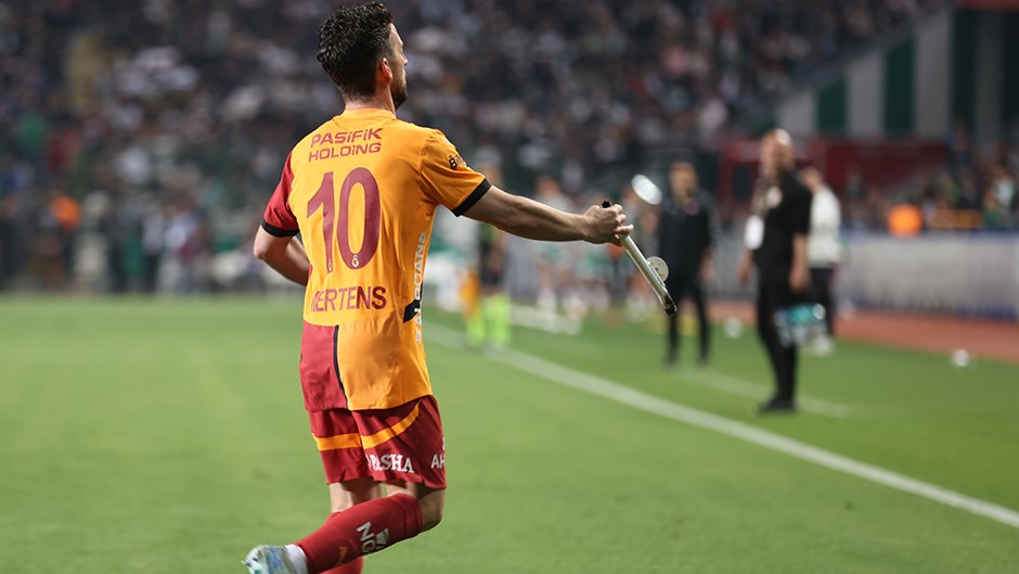 Konyaspor-Galatasaray Maçında Sahaya Demir Parçası Atıldı