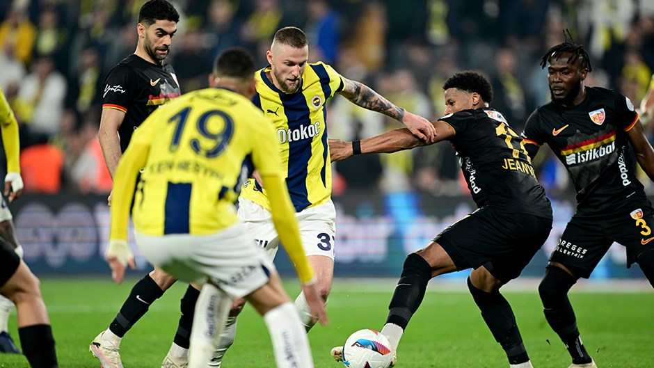 Trendyol Süper Lig'de Fenerbahçe - Kayserispor Maçı Tartışmalı Pozisyonlarla Doldu
