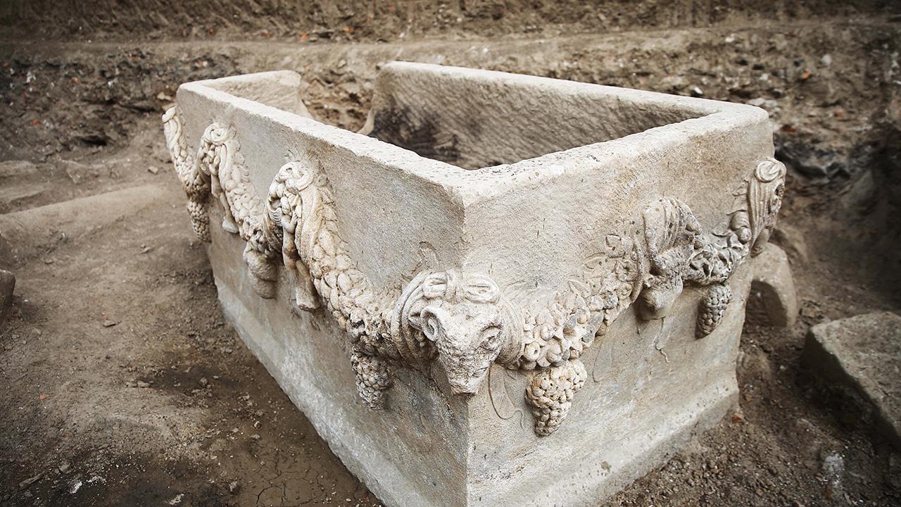 Stratonikeia'da 2 Bin Yıllık Girlandlı Lahit Keşfi