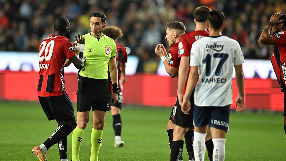 Süper Lig'te VAR Görüntüleri Yayınlandı: Gaziantep FK - Fenerbahçe Maçındaki Penaltı Kararı Tartışılıyor