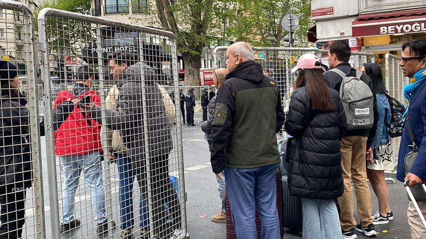 1 Mayıs'ta İstanbul'da Yoğun Önlemler: Ulaşım Sorunları ve İşlerine Gidenlerin Yürüyüşleri