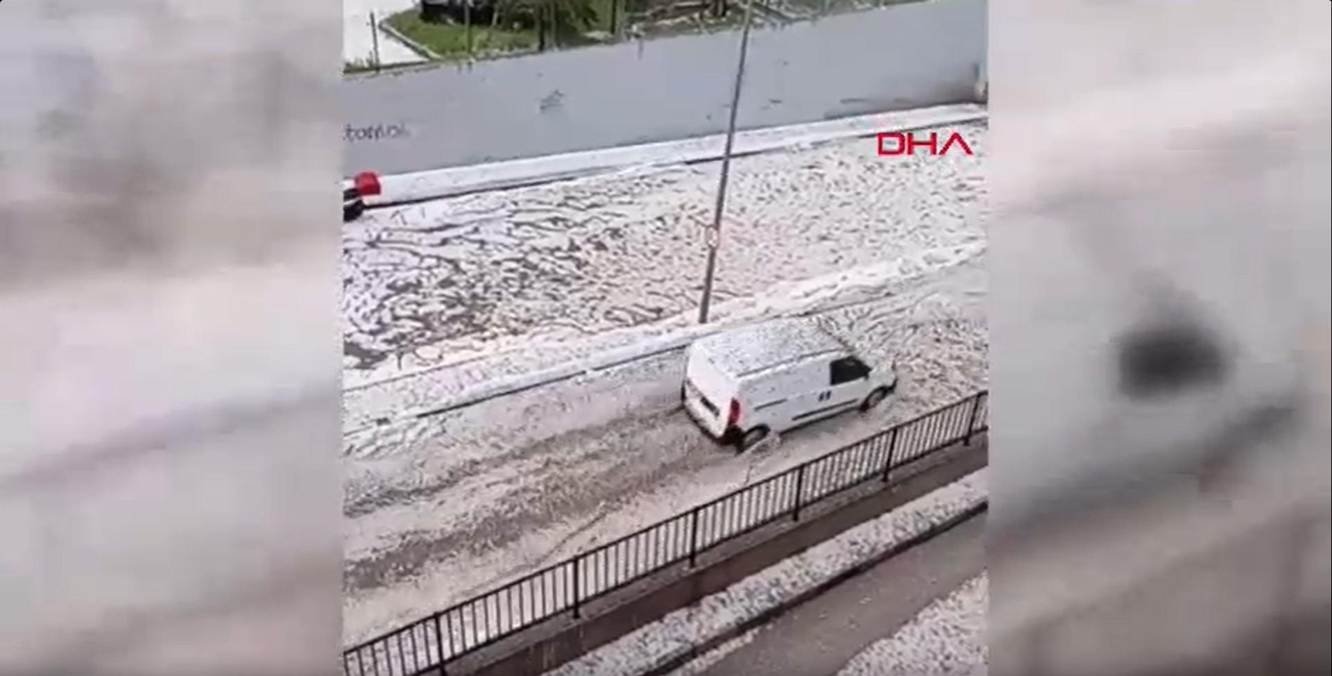 Ankara'da Sağanak ve Dolu Yağışı Hayatı Olumsuz Etkiledi, Meteoroloji Yeni Uyarı Yaptı