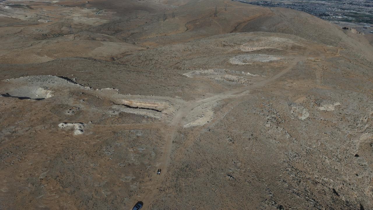 Suriye'de El Tel Sahası: Devrik Esed Rejimi Dönemine Ait Muhtemel En Büyük Toplu Mezar Sitenin Görüntüleri Ortaya Çıktı