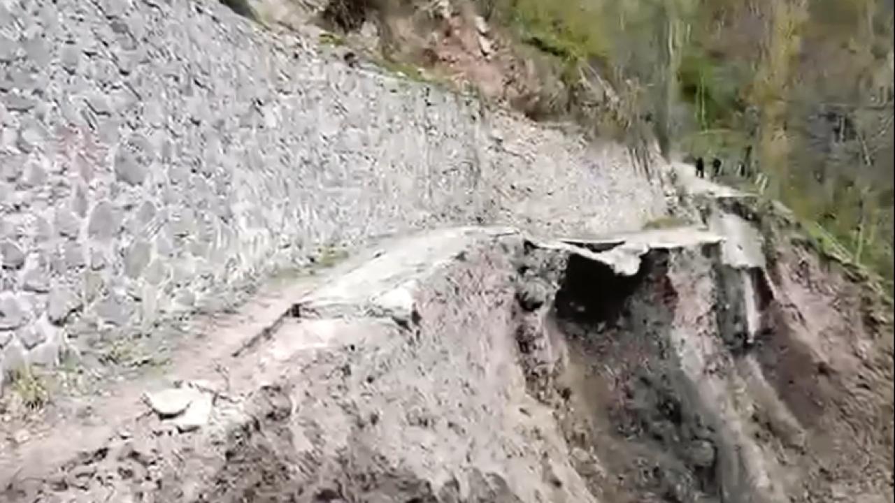 Artvin Yusufeli'nde Heyelan: Yol Yapım Çalışması Sırasında Toprak Kayması