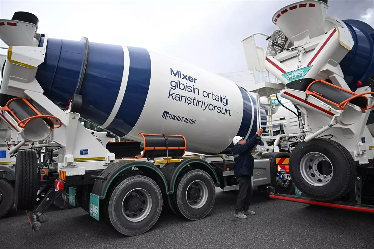 Kayseri'de Beton Mikserleri Esprili Mesajlarla Eğlenceye Davet Ediyor