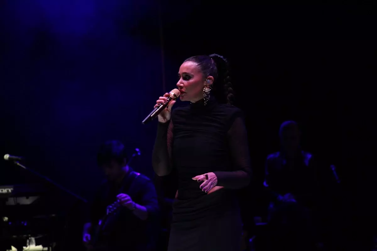 Sıla, Antalya'da Hayranlarına Unutulmaz Bir Konser Sundu