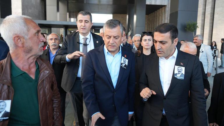 CHP Lideri Özgür Özel'e Anma Töreninde Yumruklu Saldırı Girişimi
