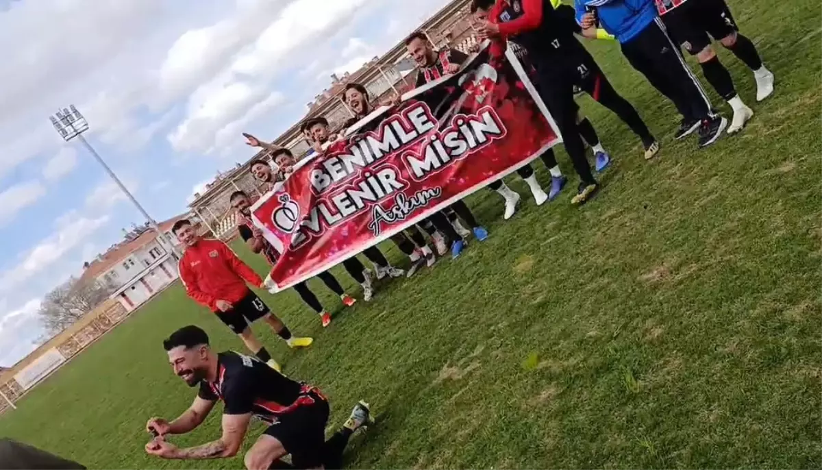 Derinkuyugücü Oyuncusundan Futbol Sahasında Romantik Evlilik Teklifi