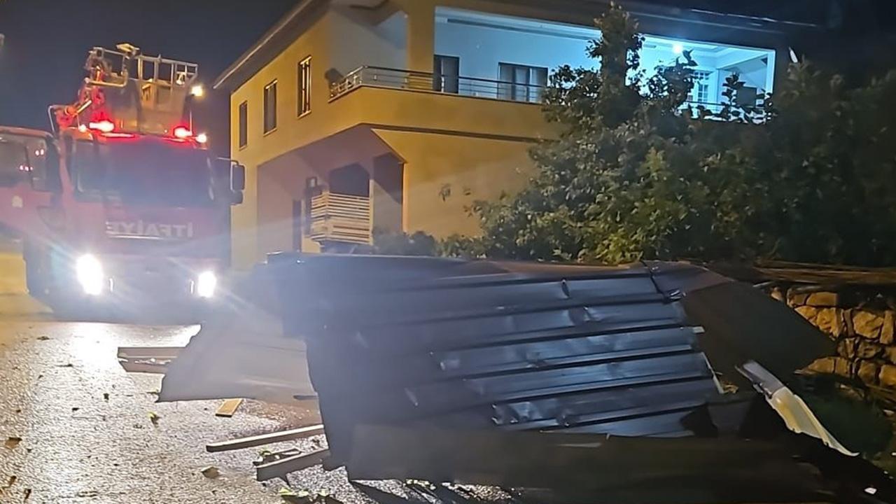 Hakkari'de Şiddetli Fırtına: Ev Çatıları Uçtu, Ağaçlar Devrildi