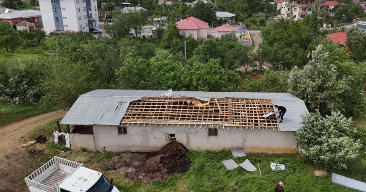 Hakkari'de Şiddetli Rüzgar Çatıları Uçurdu, Sera ve Ağaçlarda Hasar