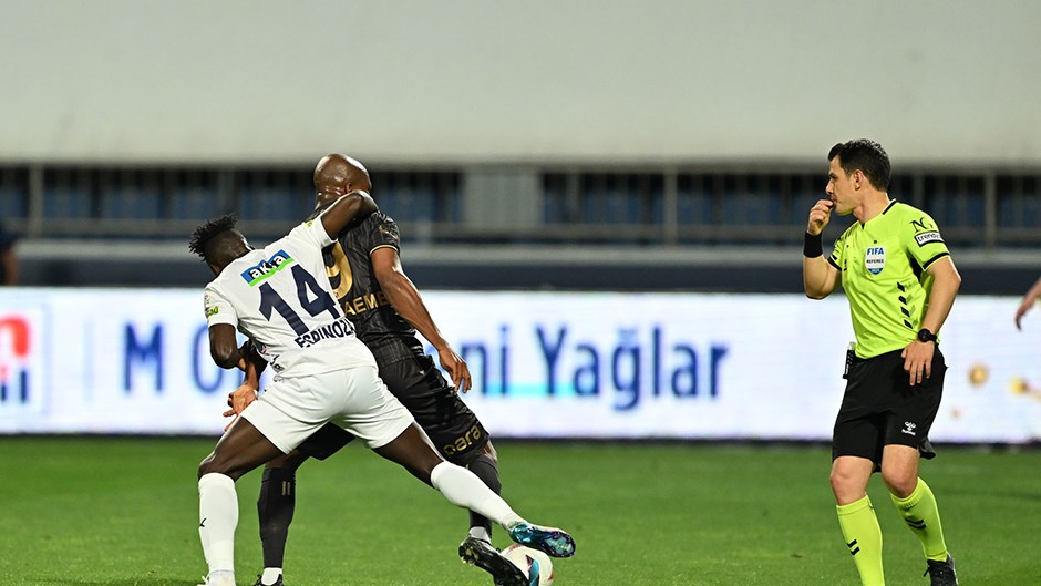 Trabzonspor, Kasımpaşa Maçındaki VAR Kararlarına Tepki Gösterdi