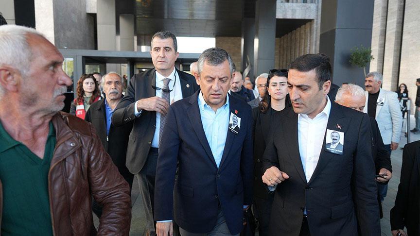 Özgür Özel'e Saldırı: Korumaların Hatası Mıydı? Uzman Görüşleri Ortaya Çıktı