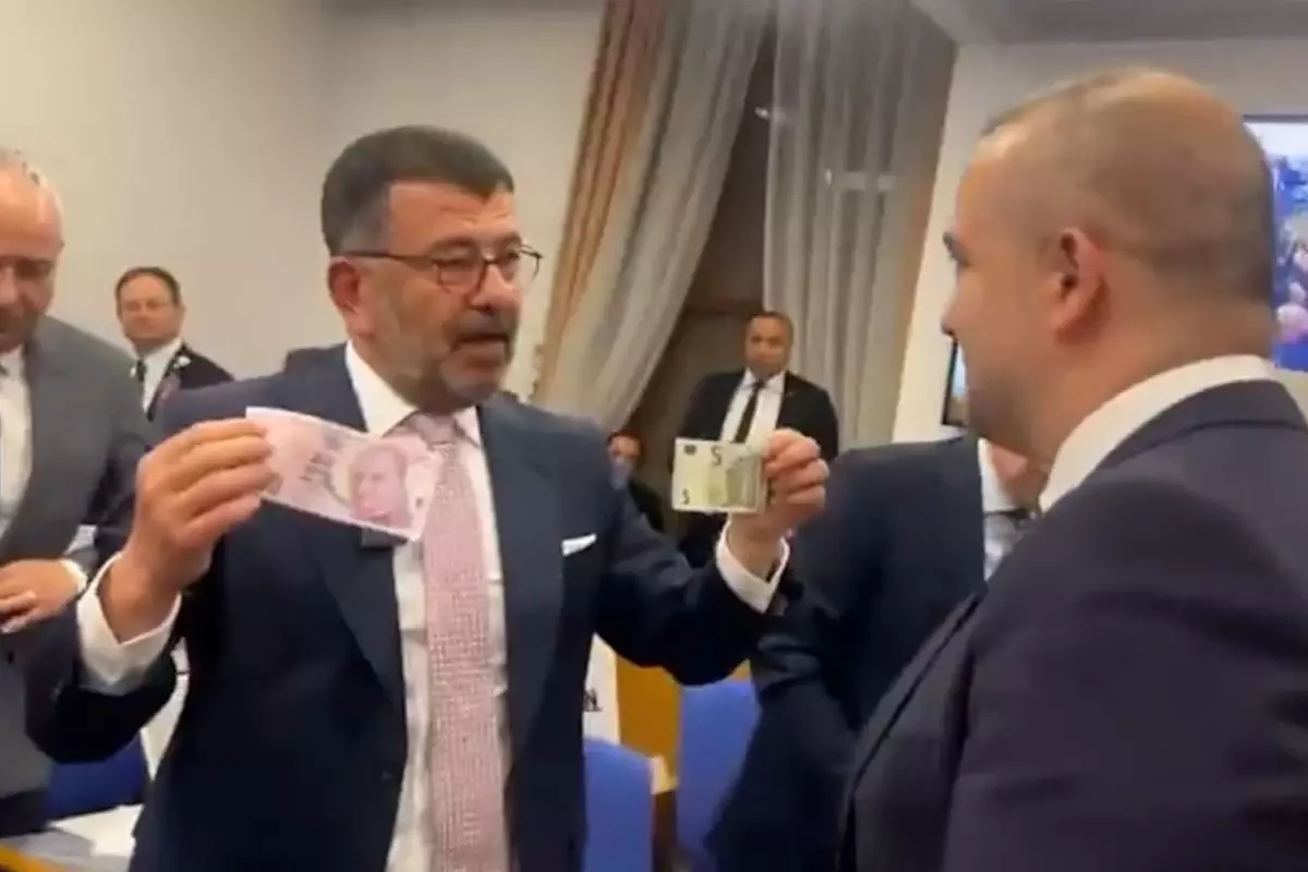 Merkez Bankası Başkanı Karahan, TBMM'de Dövizli Protestoyla Karşılaştı