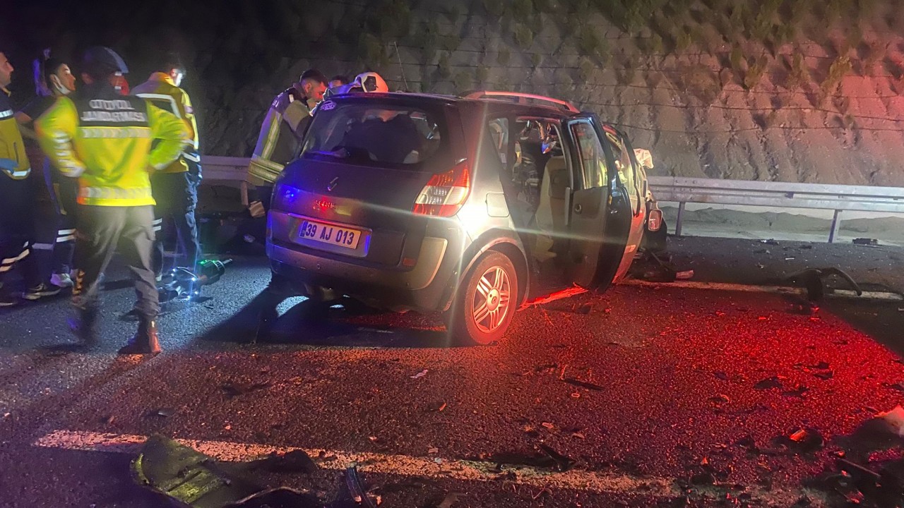 Ankara-Niğde Otoyolunda Kafa Kafaya Çarpışan Otomobillerde 5 Ölü