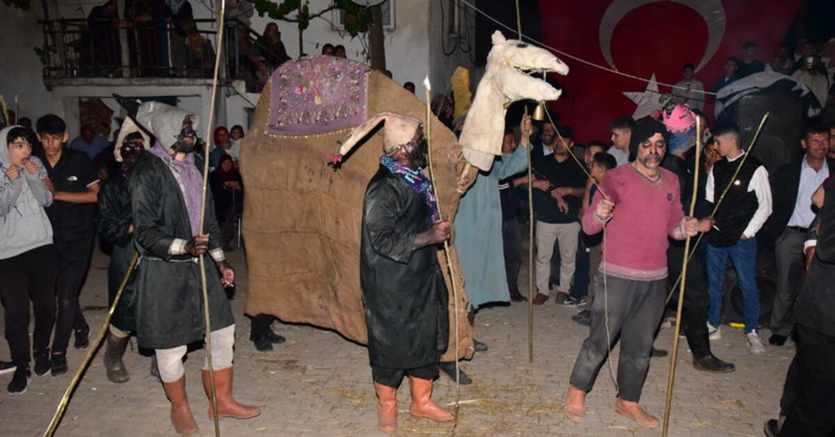 Balıkesir'de Hıdırellez Şenliğinde 200 Yıllık Deve Oyunu Canlandı