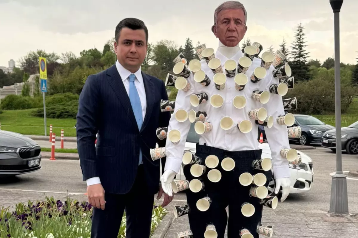 Osman Gökçek, TBMM'ye Mansur Yavaş Maskeli Cansız Mankenle Geldi
