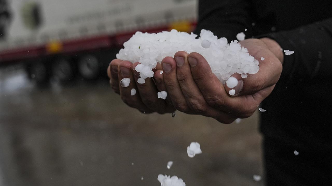 Ankara-Niğde Otoyolu'nda Yağmur ve Dolu Etkisi: Sürücüler Dikkat!