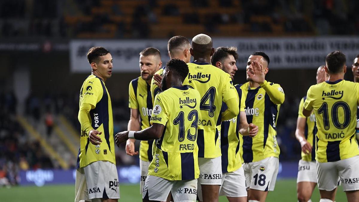 Fenerbahçe, Başakşehir'e Karşı Zorlu Mücadelede Sahaya Çıkıyor