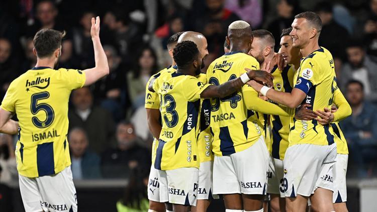 Fenerbahçe, Başakşehir'i 4-1 Yendi: Zirve Yarışı Devam Ediyor