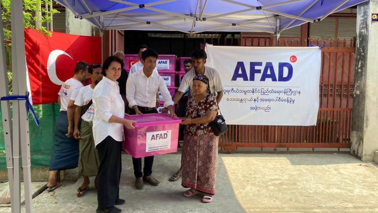 Türkiye, Myanmar Depreminin Ardından Yardım Malzemeleri Gönderdi