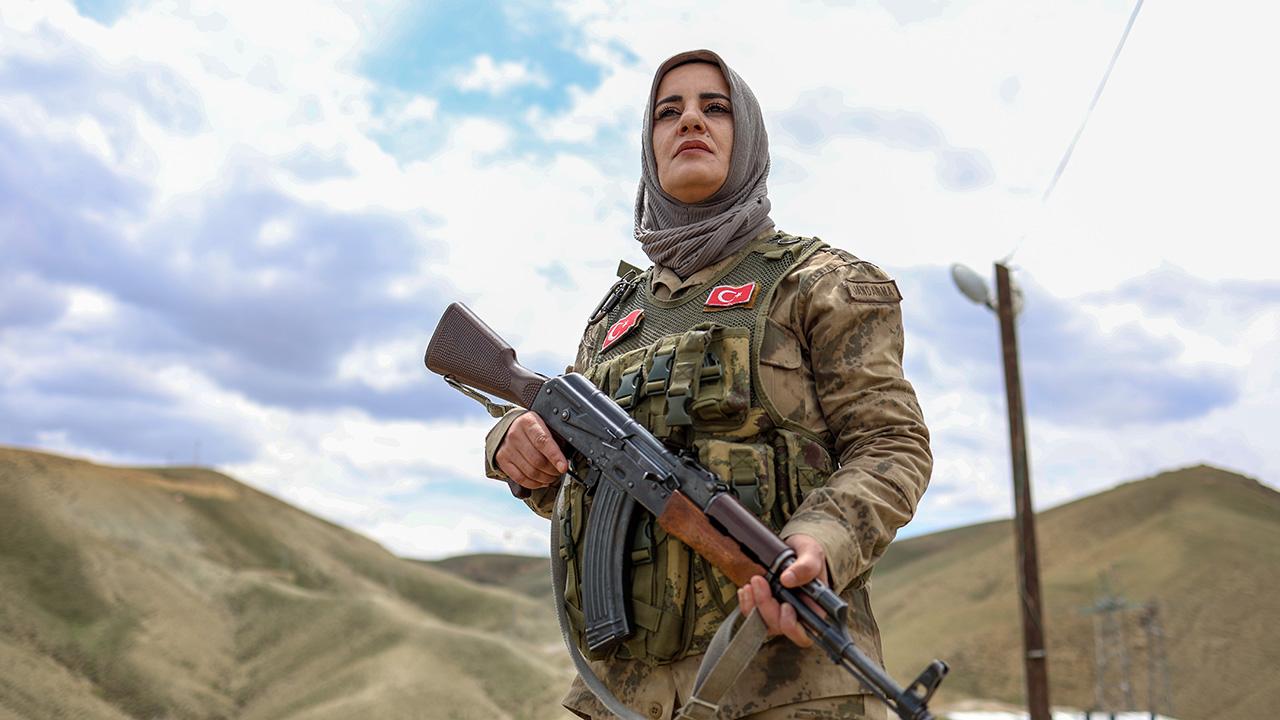 Vatan Nöbetinde Bir Anne: Van'da Güvenlik Korucusu Nazan Gülce
