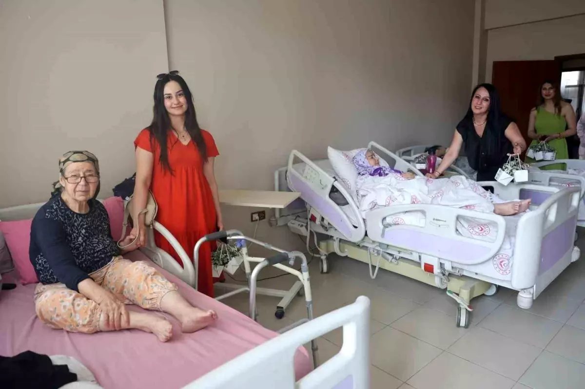 Güneyer Altın, Hatay'da Huzurevinde Anneler Günü'nü Kutladı