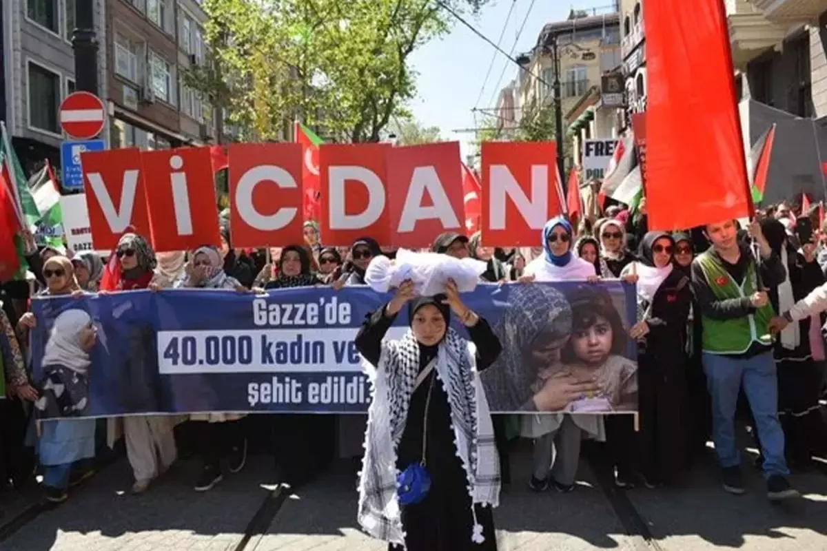 İstanbul'da Gazze'ye Destek Yürüyüşü: Binlerce Kişi Ayasofya'ya Yürüdü