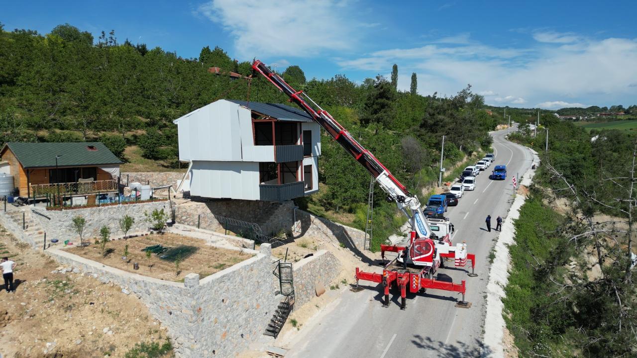 Bursa'da Kaçak Villa Sürprizi: Tarım Arazisine Vinçle Taşındı