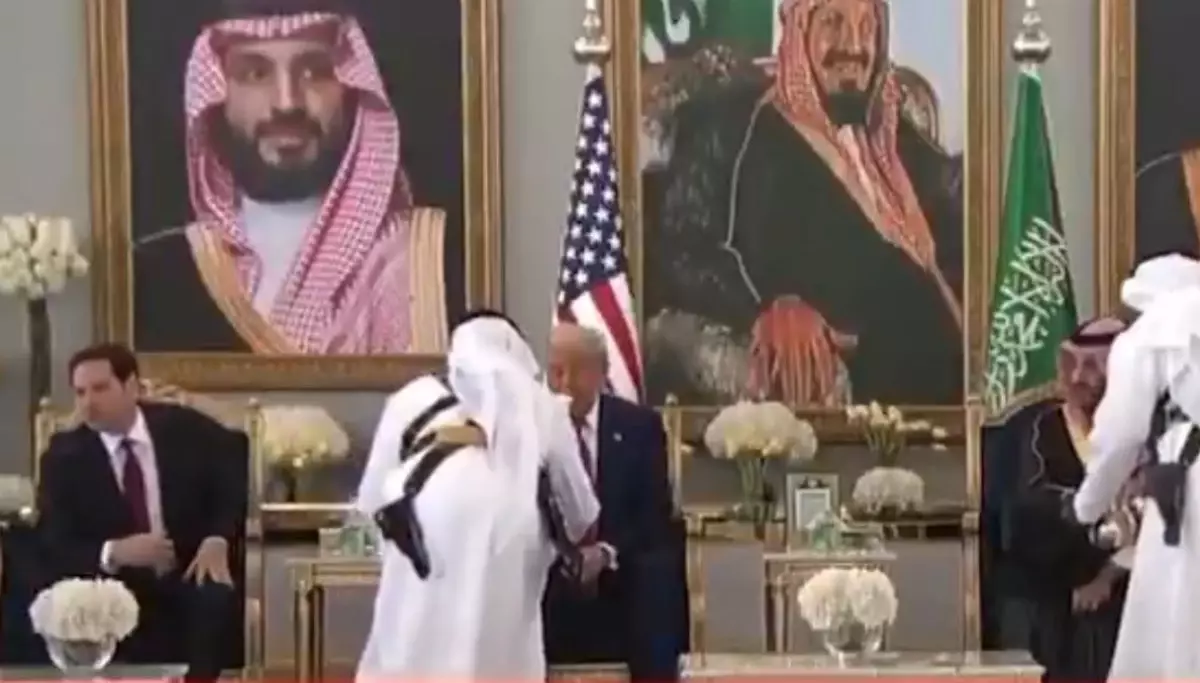 Trump'ın Orta Doğu Ziyaretinde Dikkat Çeken An: Kahve İkramı Karşısında Sergilediği Tavır