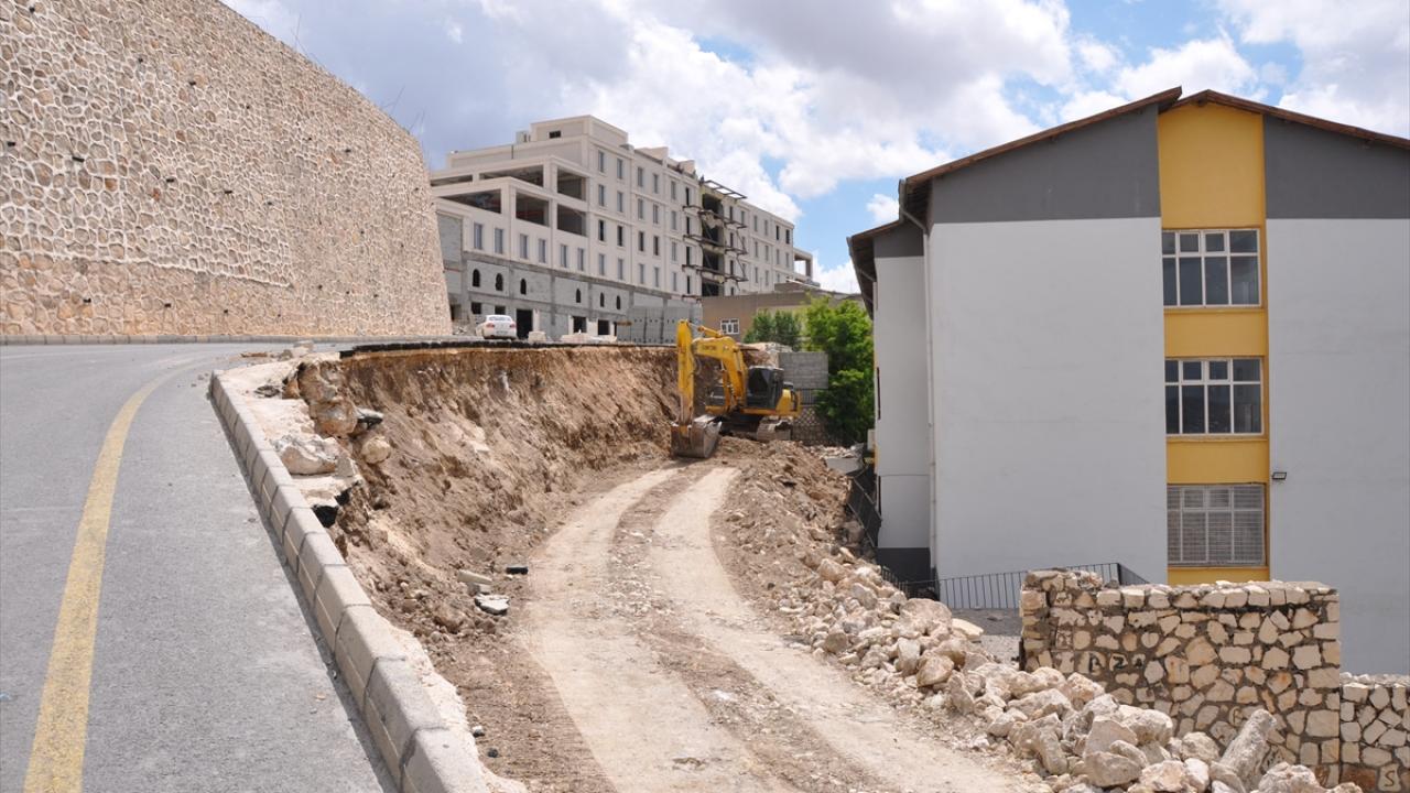 Mardin'de Yıkılan Yolda Onarım Çalışmaları Başladı