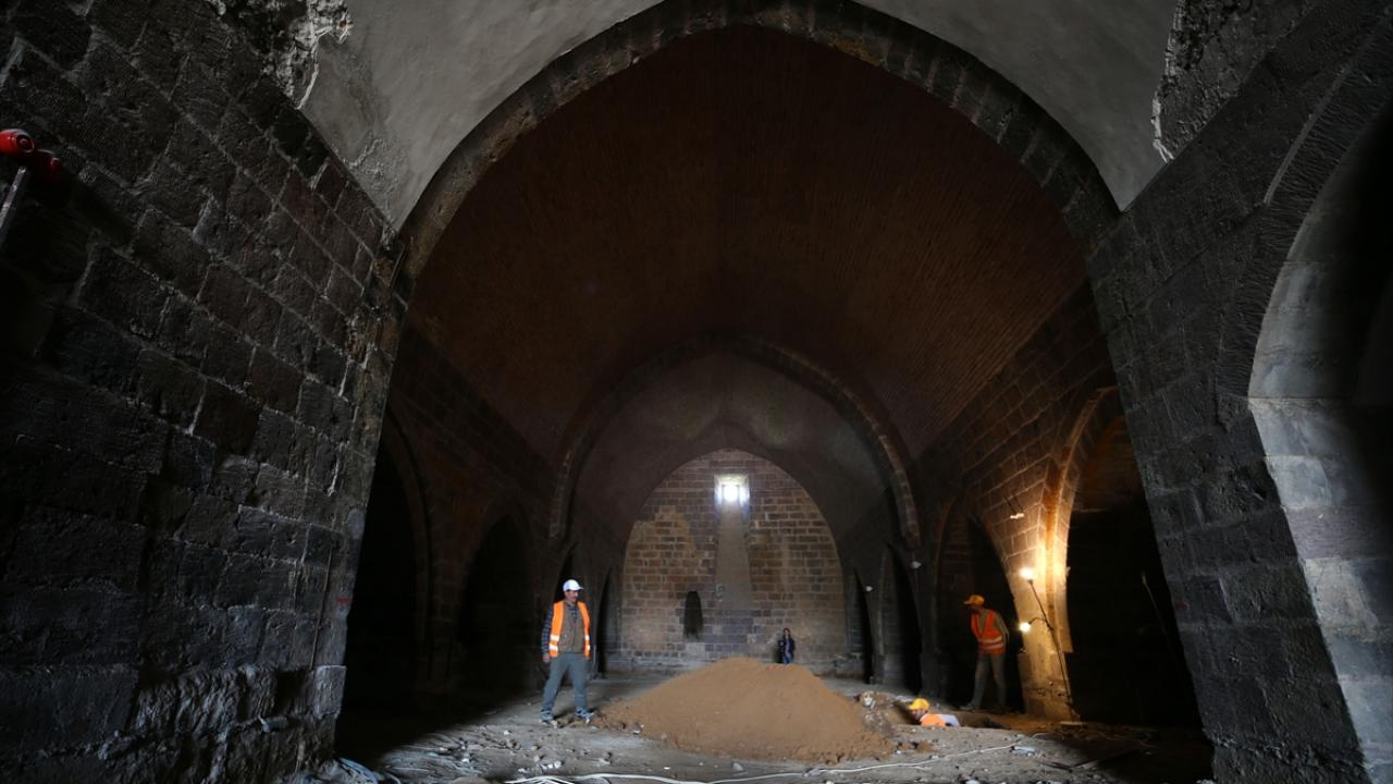 Bitlis'te Tarihi Kervansaray Kültür ve Sanat Merkezi Olarak Yeniden Hayata Kavuşuyor