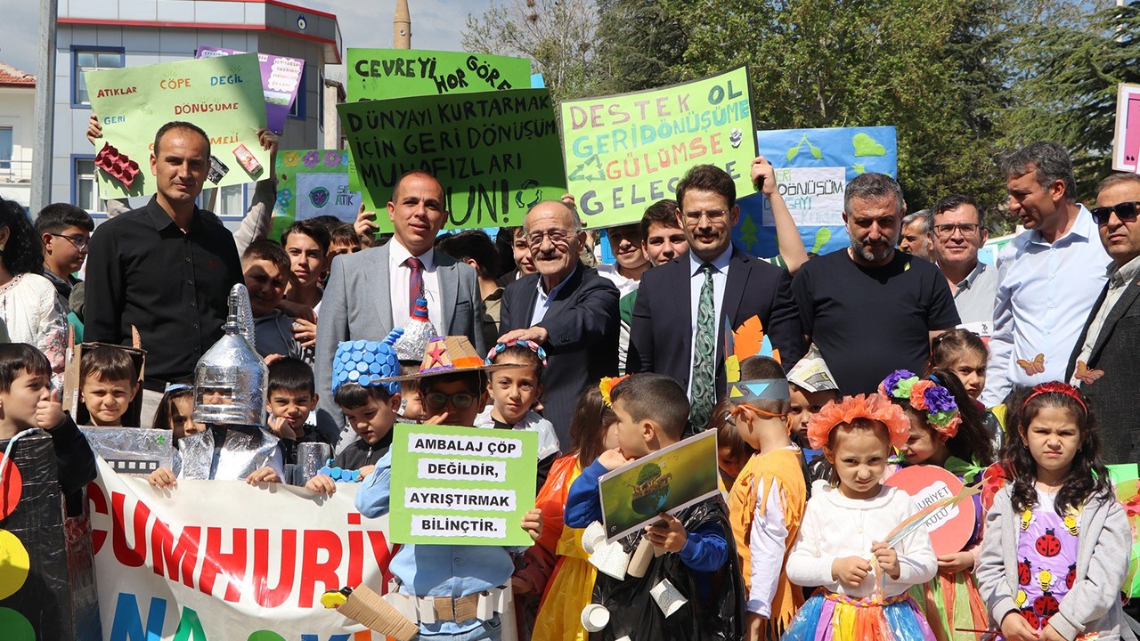 Beyşehir'de Öğrencilerden Temiz Çevre Yürüyüşü