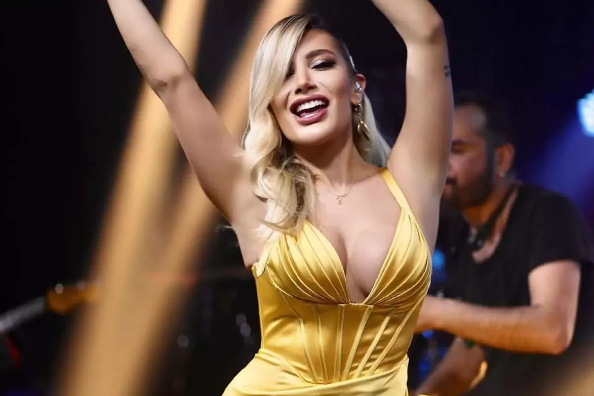 İrem Derici, Avustralya'da DJ Melih Kunukçu'ya Evlilik Teklifi