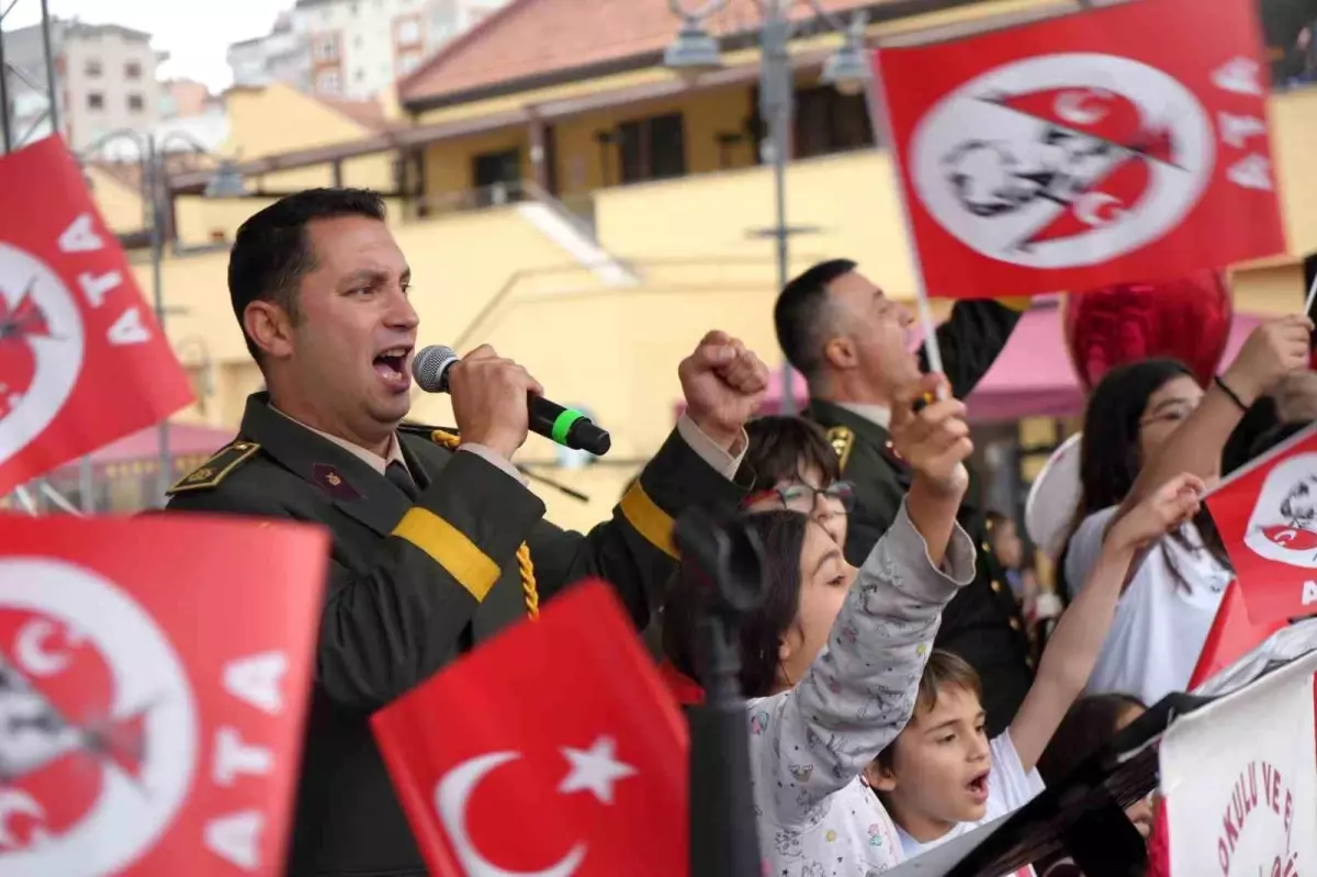 Samsun'da Askeri Bando Konseri: Sefo'nun Bilmem Mi Şarkısı Büyük Coşku Yaratı