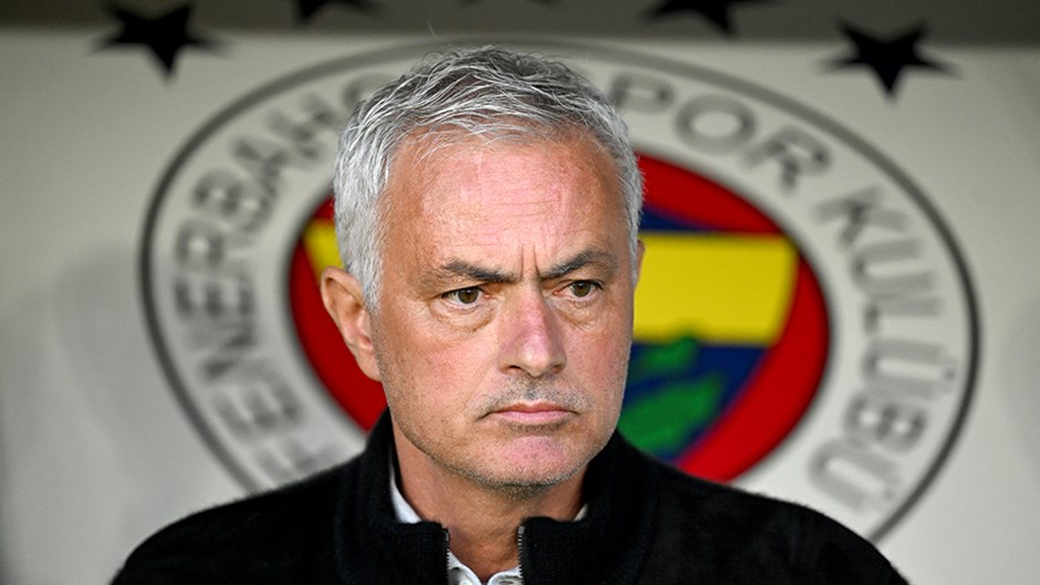 Galatasaray Tribünlerinden Jose Mourinho'ya Destek: Şampiyonluk Beklentisiyle Tribünler Coşkulu