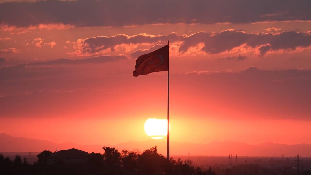 Karamanda Gün Batımıyla Oluşan Türk Bayrağı Görüntüsü Vatandaşları Büyüledi
