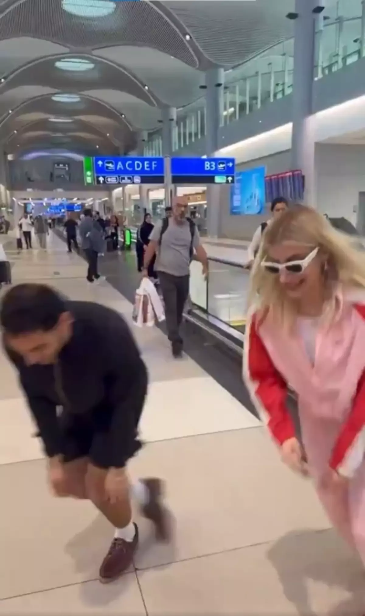 İrem Derici Havalimanında Dansıyla Gündeme Geldi