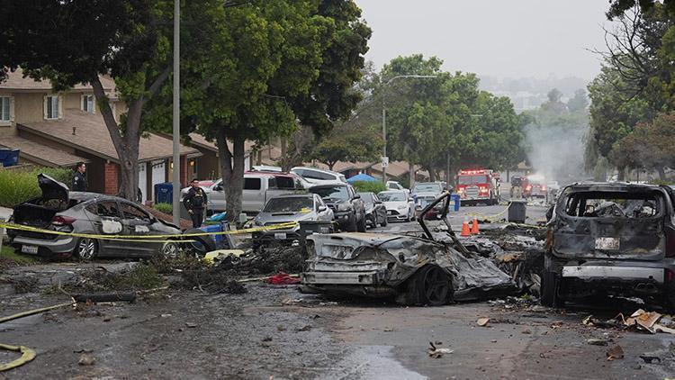 San Diego'da Küçük Uçak Yerleşim Alanına Düştü: 15 Ev Hasar Gördü