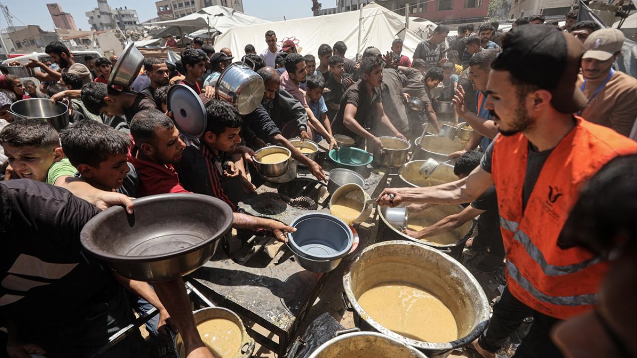 Gazze'de İnsani Kriz Derkenleşiyor: Filistinlilere Yemek Yardımı Ulaştırıldı