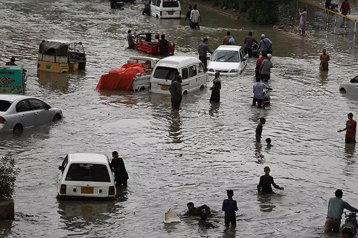 Pakistan'da Şiddetli Fırtına: 10 Ölü, Acil Durum İlan Edildi