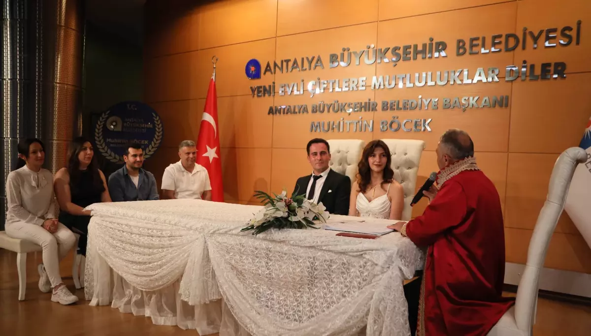 Tuğba Acar ve Mehmet Büyükak Tanışma Yıl Dönümünde Nikah Dairesinde