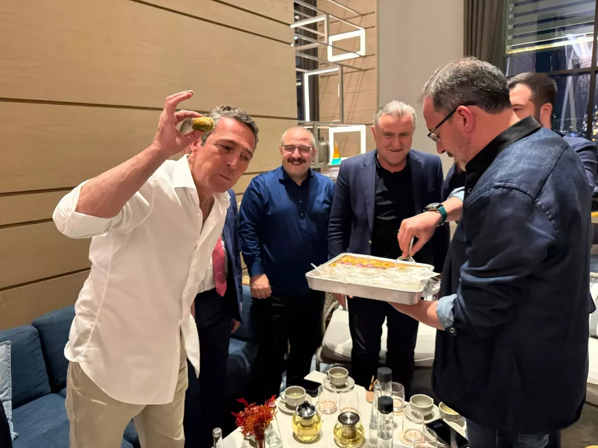 Fenerbahçe Başkanı Ali Koç'a Baklava İkramı Final Öncesi Samimi Anlar