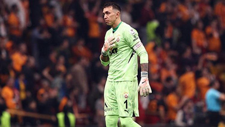 Galatasaray'da Şampiyonluk Kutlamasında Muslera'ya Duygusal Jest
