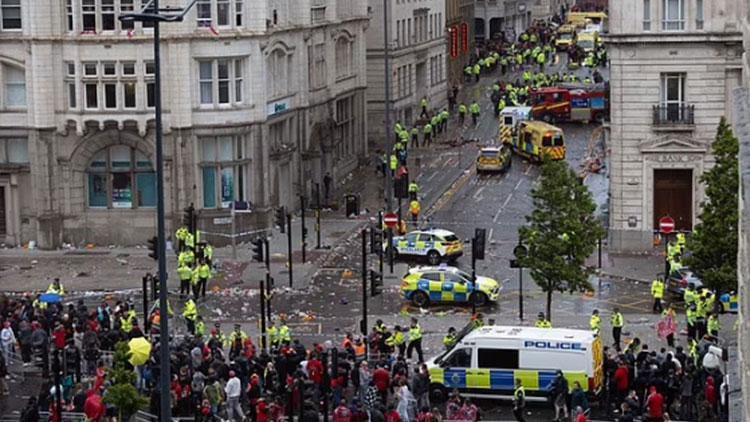 Liverpool Şampiyonluk Kutlamalarında Kalabalığa Araç Dalması: Yaralılar Var