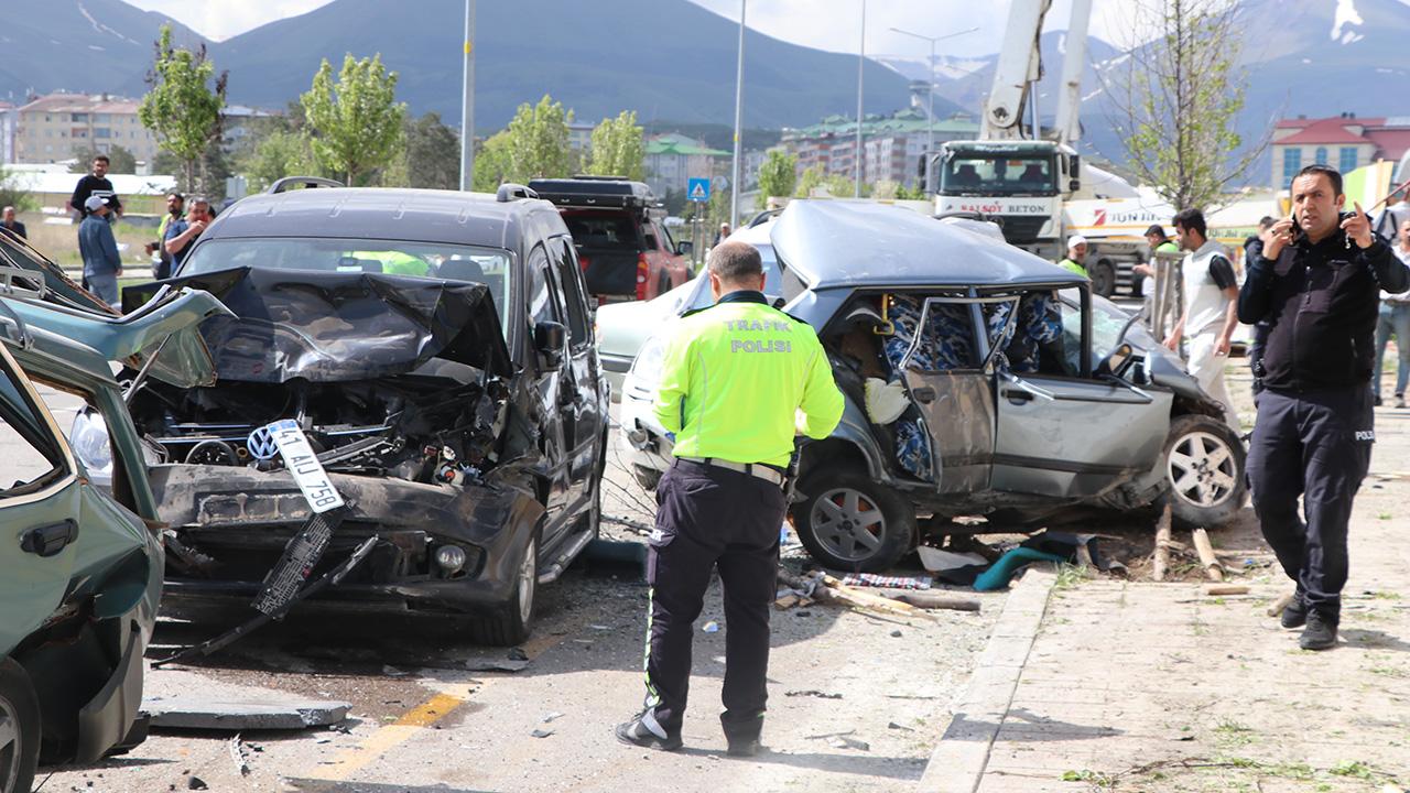 Erzurum'da Fren Boşalan Beton Mikseri Onlarca Araca Çarptı