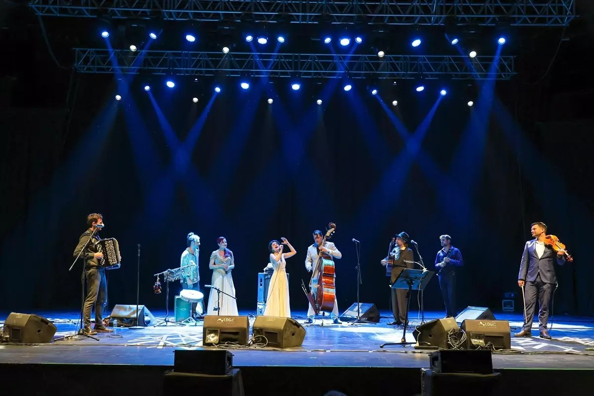 Candan Erçetin ve Barcelona Gipsy Balkan Orchestra Harbiyede Sahne Aldı