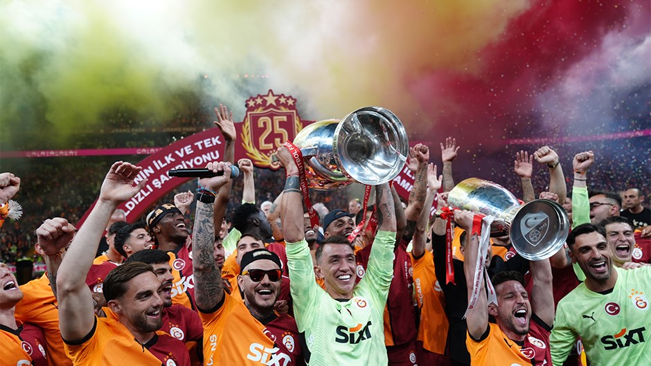 Galatasaray Şampiyonluk Kutlamasıyla Taraftarlarına Coşku Yaşattı