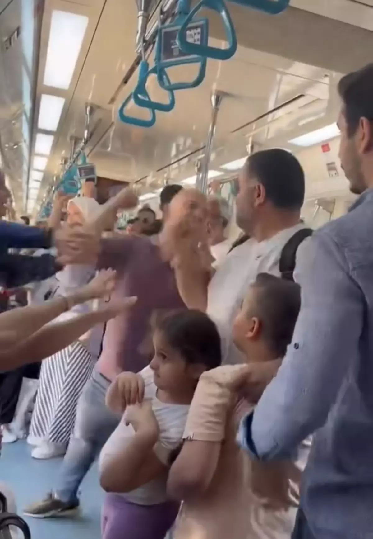 Marmaray'da Şiddet Olayı: Baba Çocuklarının Gözü Önünde Darbedildi