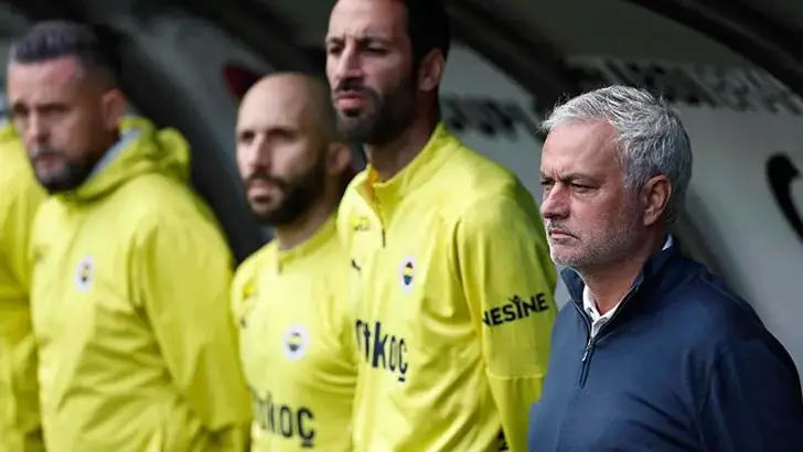 Fenerbahçe Süper Lig'i İkinci Tamamladı: 2024-2025 Sezonu Değerlendirmesi